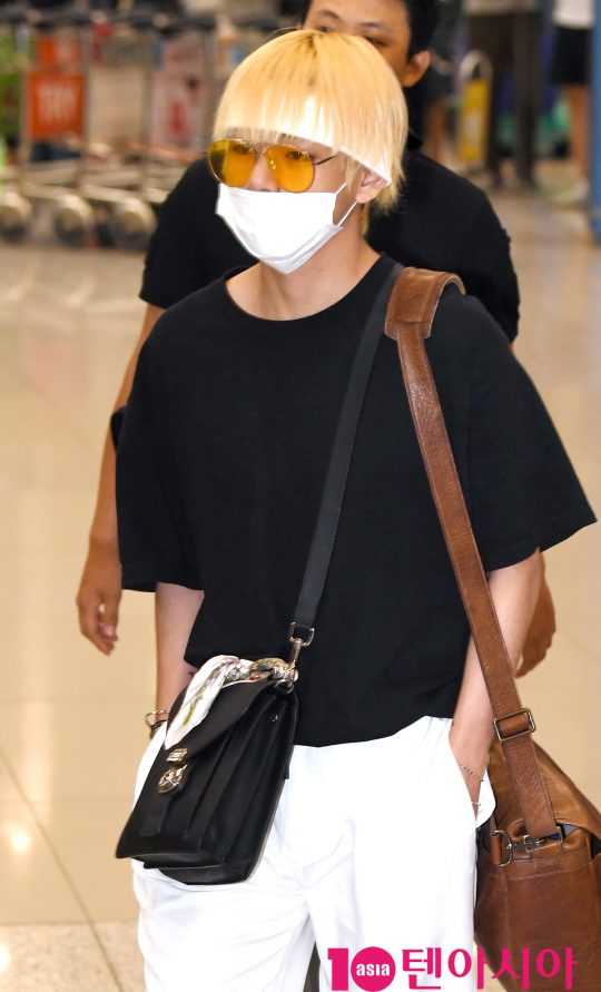Group BTS (RM, Sugar, Jean, Jay Hop, Jimin, V, Jungkook) V is showing off airport fashion by arriving through the Incheon International Airport after finishing their overseas schedule at Turkey on the afternoon of the 6th.