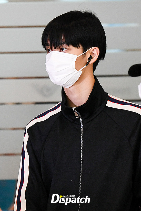 Wanna One arrived from Thailand Bangkok through the Incheon International Airport on the afternoon of the 6th after finishing overseas performances.Bae Jin Young headed to the arrival hall wearing a mask on his training suit.Forget the ear yomi.Visual Bro.Fireworks Charisma.