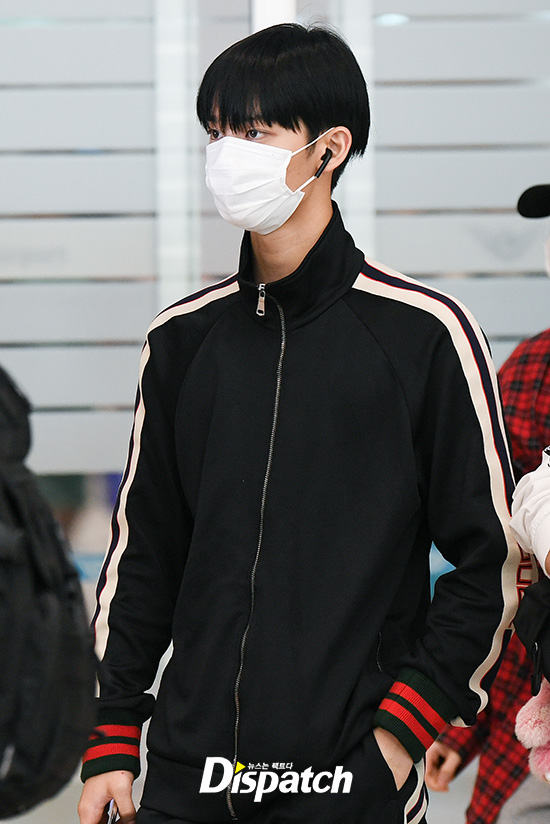 Wanna One arrived from Thailand Bangkok through the Incheon International Airport on the afternoon of the 6th after finishing overseas performances.Bae Jin Young headed to the arrival hall wearing a mask on his training suit.Forget the ear yomi.Visual Bro.Fireworks Charisma.