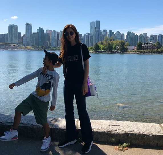 Kim Sung-eun left his son Taeha County and Canada Vancouver Travel.Actor Kim Sung-eun posted a picture on his instagram on August 6 with an article entitled Vancouver Day 2!The photo shows Kim Sung-eun posing with his son Taeha, and the warm appearance of Taeha, who resembles his father Jung Jo-gook, catches the eye.kim myeong-mi