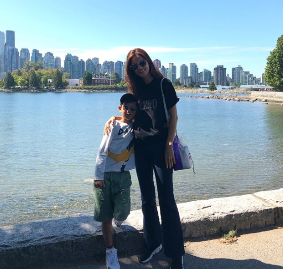 Kim Sung-eun left his son Taeha County and Canada Vancouver Travel.Actor Kim Sung-eun posted a picture on his instagram on August 6 with an article entitled Vancouver Day 2!The photo shows Kim Sung-eun posing with his son Taeha, and the warm appearance of Taeha, who resembles his father Jung Jo-gook, catches the eye.kim myeong-mi