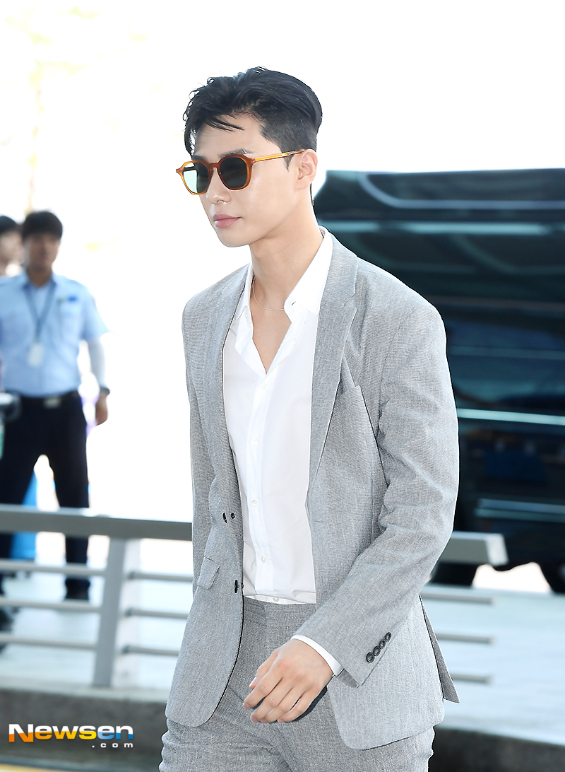 Actor Park Seo-joon left for the UK on August 6th, when he showed off his airport fashion through the Incheon International Airport Terminal # 2.Park Seo-joon is heading to the departure hall on the day.yun da-hee