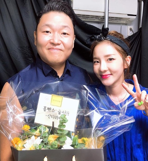 Singer Sandara Park has released a photo of singer PSYs Concert certification.Sandara Park posted a picture on Instagram on August 6 with an article entitled Psy oppa (PSY brother).The photo showed Sandara Park taking a picture with PSY standing side by side.PSY is smiling brightly with a flower gift with the phrase Humb show attendance received by Sandara Park.PSY held PSY Soaking SUMMER SWAG 2018 at Jamsil Auxiliary Stadium in Songpa-gu, Seoul, and received a hot cheer from Audiences.PSY and Sandara Park have built up a sticky loyalty by sharing their past YG Entertainment. PSY has concluded a contract with YG in May and continues its independent activities.hwang hye-jin