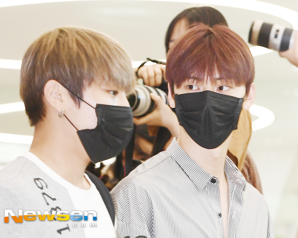 Wanna One entered the airport on the afternoon of August 6th, after showing off the World Tour schedule at Bangkok, with the airport fashion through the Incheon International Airport Terminal #2.Wanna One (Kang Daniel, Park Ji-hoon, Lee Dae-hwi, Kim Jae-hwan, Ong Sung-woo, Park Woojin, Ry Kwan-rin, Yoon Ji-sung, Hwang Min-hyun, Bae Jin-young and Ha Sung-woon) is walking out of the immigration area.Jang Gyeong-ho