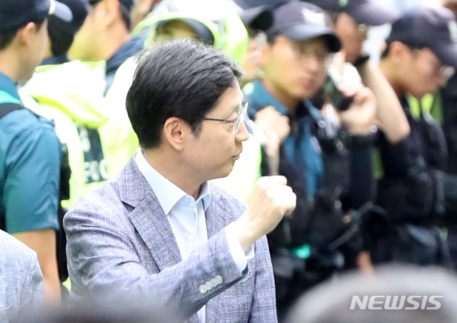 【서울=뉴시스】전진환 기자 = 6일 오전 김경수 경남도지사사가 특검 조사를 받기 위해 출석하며 지지자들에게 주먹을 들어보이고 있다. 2018.08.06. amin2@newsis.com