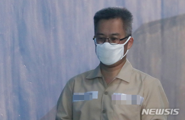 【서울=뉴시스】이영환 기자 = 댓글 조작 사건의 주범 '드루킹' 김모씨가 6일 오후 서울 서초구 서울중앙지법에서 열린 별건 재판 1차 공판에 출석하고 있다. 2018.08.06. 20hwan@newsis.com