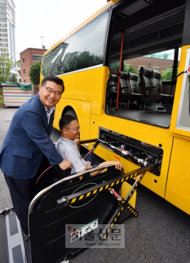류경기 서울 중랑구청장이 지난달 27일 장애인 직업재활시설인 중랑구립직업재활센터에서 신규 교체한 장애인 통근 버스에 타려는 센터 근로자를 도와주고 있다. 박윤슬 기자 Seul@seoul.co.kr