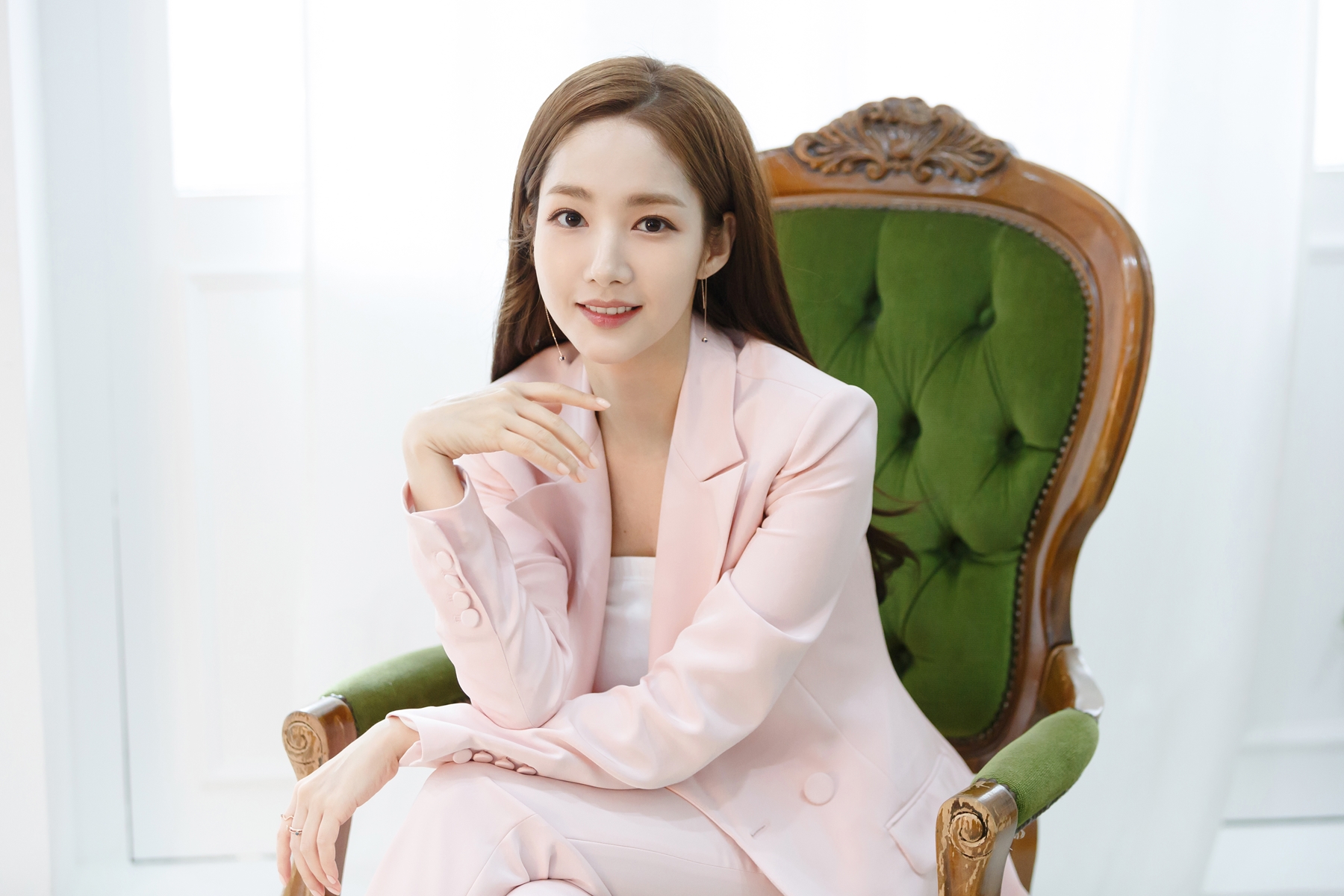 Following the Interview 1) Actor Park Min-young was selected as Kim Mi-so, the title roll of the TVN drama Why is Secretary Kim doing that?Lee Young-joon (Park Seo-joon), vice chairman of Narcissist who has everything to do with his financial power, face, and skills, and Kim Mi-so (Park Min-young), a secretary-general who has fully assisted him, are now out of office.The meeting between Park Seo-joon and Park Min-young, a new Roco Queen, has made headlines.Park Min-young said, I did not have the burden because it was a title roll. I think the same attitude and attitude every time I enter the work.Because TVN work is the first time, it is not because it is a title roll, but because it appears in a dramatized work of a funny webtoon, I felt burdened by the part that I had to get rid of the injustice as much as possible.I think I did the best I could after all. Park Min-young was Kims secretary soon, and Kims secretary was Park Min-young.Kim Mi-so, who was in Kims secretariat, was a particularly attractive character to Park Min-young, saying, When I read the script, there was a strange point where I was attracted to the character without the most personality in the work.All the other characters are unique characters. And yet, I really wanted to act.Its white to color Kim Mi-so, but its in other fancy colors that make him very noticeable, and I had a belief that you would know and it was a good decision.Park Min-young will work out the schedule that was pushed after the end of Why Secretary Kim Does It. Im not thinking about the next one yet, because I was so into Secretary Kim, Im thinking slowly.I think its right to leave a lot of luck for those who love Kim, and I think it would be nice to have a little more rest in court and historical drama.I want to keep going without stopping, and I want to build up filmography steadily because the year is old, but the film is not diverse and I want to make diversity. Its funny to see an Interview in my twenties, how light it is. When I first made my debut, I said, I should get married at the age of 27. In my mid-20s, I said, I should do it before Im thirty.I dont know anymore. Twelve years have passed in the blink of an eye. Its finally come true.Many working women will agree, but the word well get married in a few years, in a few years is a wordless wish, and I think its right to do it when the timing is right with a really good person.Ill never marry a man, and my life is important, so Ill have a little more love with work and a little more marriage with a man.How do I want to spend the rest of 2018 when I have been busy with 2018? I think 2018 will be a meaningful year for me with just one secretary.Im going to try to keep the rest of the time. Now the acting is so fun. I think well start acting again before we finish.Im going to try my best to save time.