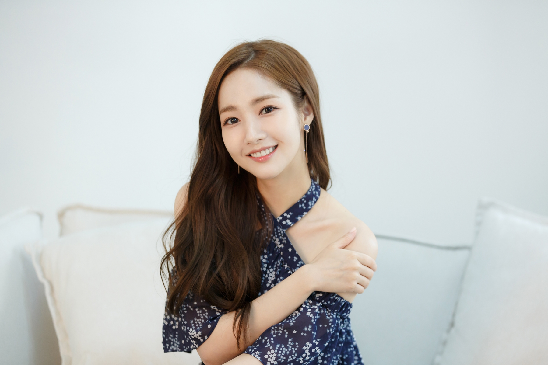 The new Roco Queen was born.Actor Park Min-young (32) played the perfect secretary Kim Mi-so in the TVN tree drama Why Secretary Kim Will Do It, the first romantic comedy top model, and showed his acting skills and announced the birth of a new Roco Queen.Park Min-young, who was destroyed, captivated viewers.Park Min-young said in an interview at the end of Why is Kim Secretary?There are many triangles due to the nature of the genre called Rocco, and there were some points where I was going to do this even when I was transferred to the heroine.I thought it was a character of a foreigner who had a charisma that could overwhelm people while keeping his manners. It was an honor to be able to play a wonderful woman. Park Min-young, who has appeared in City Hunter, Doctor Jean, Gaecheon Line, Remembrance - Sons War, and Seven Days of Queen, has grown into an anticipated female actor, and has been popular with viewers every time, showing his full acting skills through Why Secretary Kim will do that.Of course, before the broadcast Why Secretary Kim would do that, there was also a voice of concern about Park Min-youngs acting transformation on the first Rocco Top Model since his debut.Park Min-young showed more effort and effort to prepare for this reaction.Ironically, they say its strange if Rocco is the first, Park Min-young said, but he said hed been doing it a lot since his debut for twelve years.I wasnt the first person to do it, either. Technically, Ive never had a comedy with it.The approach was similar because romance has always been.I just have a very different atmosphere, so if I do not try, I will put myself in it and I will have a rich expression than when I played in other dramas.I was surprised to see her face, and it was a strange experience because I thought she was looking for another face.Park Min-young, at the very beginning, showed Kim Mi-so, the perfect secretary who is the only person who can control Lee Yeongjun (Park Seo-joon), the vice chairman, and boasted professional work, and Kim Mi-so, who was unable to have a love affair because he did not have time, at the same time.Later, he went to Lee Yeongjun, who was suffering from trauma, courageously, and exploded Minyoung Crush, realizing that what he wanted to do best was secretary, and became a lovely Wannabe who loved himself and was active in everything.The romance scene, played by Park Seo-joon Park Min-young, painted the house theater with excitement and tension.The romance Kiss god scenes such as Kiss Mill You, Kiss God, Kiss god, Kiss god, front, and wedding god were poured out.Park Min-young said, I am a Roco newborn. Rocco thought that there were so many Kiss gods.I thought there were a lot of Kiss gods after the end of the work, and I thought Rocco was the first, and this was all it was.I had a lot of meetings to make you feel different every time. I tried a lot to look pretty.I think there are a lot of good scenes thanks to the director of the film, the director of the lighting.  (Continue on Interview 2)