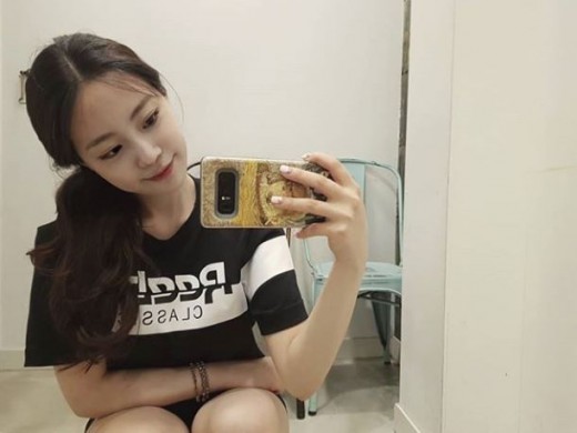 Heo Young, a native of KARA, has unveiled his latest selfie.Heo Young posted a picture on his Instagram on the afternoon of the 6th.In the photo, Heo Young smiles as she takes a selfie, with a cute features that catch her eye.The netizens who watched this are responding such as It is like a fairy, It is going to be more beautiful, Today is Leeds.