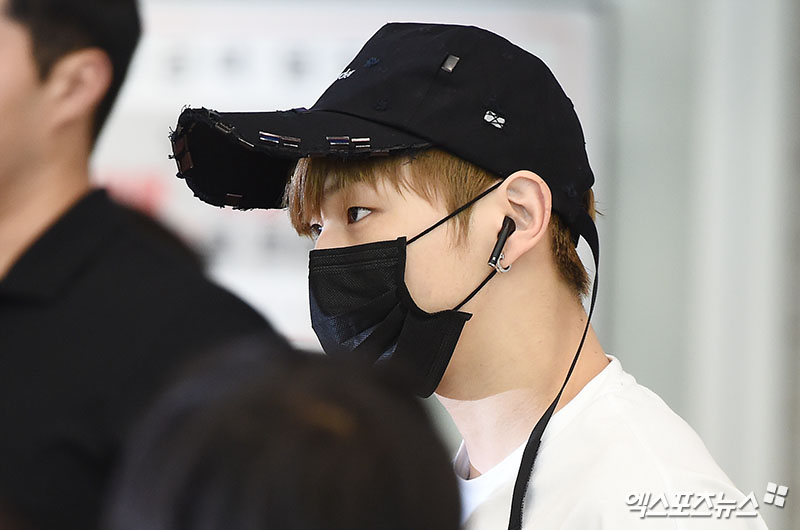 Group Wanna One Kang Daniel returned home through Incheon International Airports Terminal #2 on the afternoon of the 6th after finishing overseas performances.