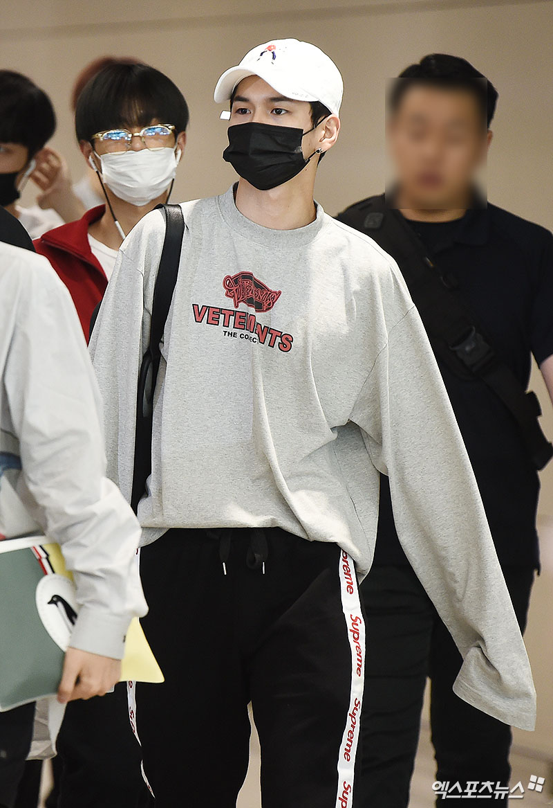 Group Wanna One Ong Seong-wu returned home through the Incheon International Airport Terminal #2 on the afternoon of the 6th after finishing overseas performances.