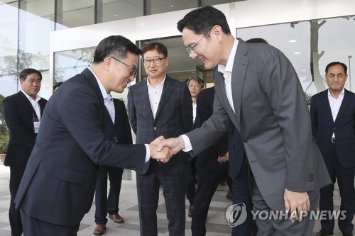 이재용 부회장 환송받는 김동연 부총리 (평택=연합뉴스) 홍기원 기자 = 김동연 부총리 겸 기획재정부 장관이 6일 오후 경기도 평택시 삼성전자 평택캠퍼스 방문을 마친 후 이재용 삼성전자 부회장의 환송을 받고 있다. 2018.8.6      xanadu@yna.co.kr