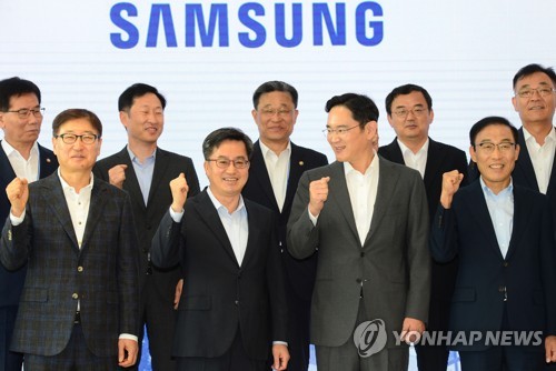 기념촬영 하는 김동연-이재용 (평택=연합뉴스) 홍기원 기자 = 김동연 부총리 겸 기획재정부 장관이 6일 오전 경기도 평택시 삼성전자 평택캠퍼스를 방문해 이재용 삼성전자 부회장과 기념촬영을 하고 있다.     xanadu@yna.co.kr