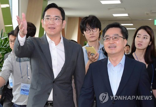 이재용 부회장 안내받으며 입장하는 김동연 부총리 (평택=연합뉴스) 홍기원 기자 = 김동연 부총리 겸 기획재정부 장관이 6일 오전 경기도 평택시 삼성전자 평택캠퍼스를 방문해 이재용 삼성전자 부회장의 안내를 받으며 입장하고 있다.     xanadu@yna.co.kr