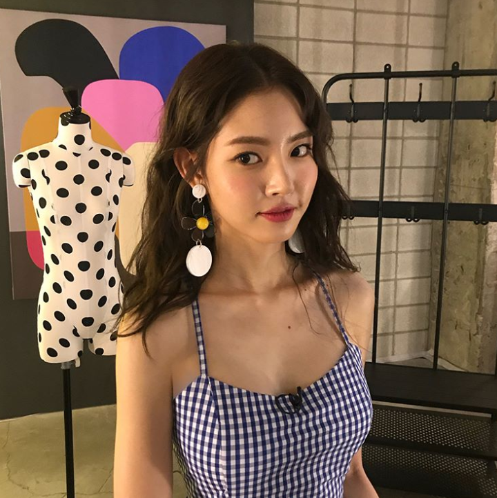 Actor Hwang Seung-eon showed off her cool India Summer lookHwang Seung-eon posted several photos on his Instagram on the afternoon of the 7th, along with an article entitled Can not you stop it?In the photo, Hwang Seung-eon is wearing a checkered one piece with a clear back and boasts a beautiful appearance.In particular, the body line with a constricted waist attracts Eye-catching.Meanwhile, Hwang Seung-eon is appearing in MBC drama Time.Photo Hwang Seung-eon SNS
