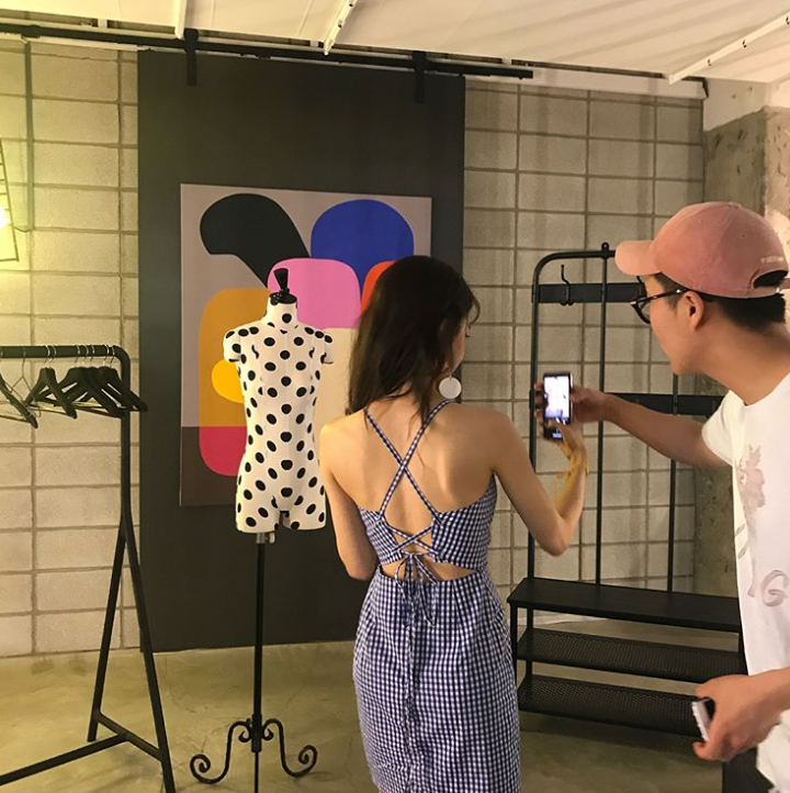 Hwang Seung-eon, Summer look that looks cool <p>Actor Hwang Seung-eon showed off his cool summer look.</p><p>Hwang Seung-eon posted several photos along with the sentence I wish it would be hot on my own Instagram afternoon.</p><p>Hwang Seung-eon in the photo etc. boasts a beautiful appearance wearing a fine check pattern One Piece spaciously. Particularly waisted body line that stands out draws Snowy Road.</p><p>Meanwhile, Hwang Seung-eon appeared in the MBC water drama Time.</p><p>Photo ㅣ Hwang Seung-eon SNS</p>