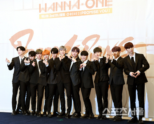Group Wanna One Kang Daniel thanked fans for their debut a year anniversary.On the 7th, Wanna Ones official Instagram posted a hand letter written by Kang Daniel himself.In this letter, Kang Daniel wrote, If we continue to have something difficult, we hope that we will be able to help, if we have sad things, we hope our music will be healing, and if life feels helpless, our stage will find energy.I hope that the Wannable will be a force because the idea that Wannable is watching and empowering us is the opportunity to endlessly crave and study more wonderful stages and better music.Finally, The time of one year went so fast, but the beautiful memories left in the past time are precious, so lets walk together with our pretty flower path in the future.Meanwhile, Wanna One, who debuted on August 7 last year, welcomed her debut a year anniversary today (7th).Wanna One communicates with fans through a year anniversary commemorative lie room at 8 pm Naver V app.