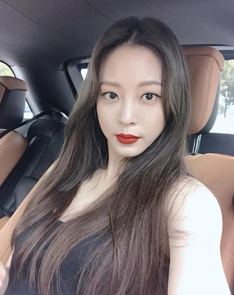 Actor Han Ye-seul showed off her elegant beautiful looks.Han Ye-seul posted a picture on his Instagram on the 7th.In the public photo, Han Ye-seul takes a selfie inside the car.Han Ye-seul is radiating alluring beautiful looks with intense RED lip contrasting with white-green skin.Han Ye-seul has signed a management contract with a new agency partner, Park, and is carefully considering his next work.