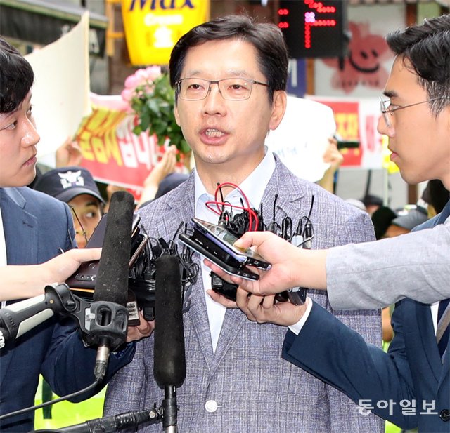 김경수 경남도지사가 댓글 여론조작 사건의 피의자 신분으로 조사를 받기 위해 6일 서울 서초구 허익범 특별검사 사무실에 들어서기 전 취재진의 질문에 답하고 있다. 최혁중 기자 sajinman@donga.com