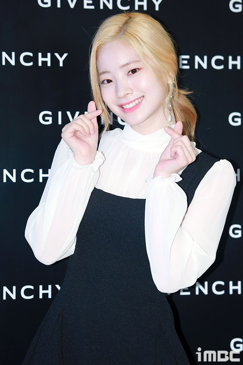 TWICE Dahyun, a group who attended a brand event held at Shinchon Hyde Department Store in Changcheon-dong, Seodaemun-gu, Seoul on the morning of the 7th, has photo time.iMBC Imitation