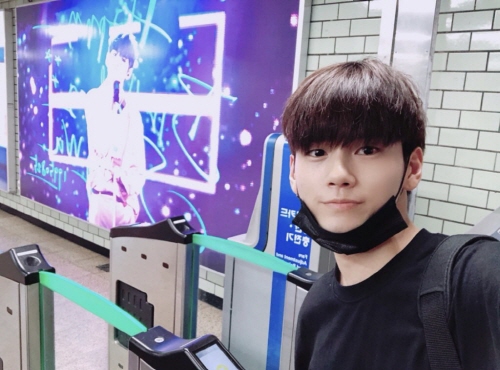 Group Wanna One Ong Seong-wu has certified the birthday AD that fans have given.Ong Seong-wu found his birthday AD on the Samseong station of Seoul Subway Line 2 on the 6th.He then took several photos in front of the AD and left.Ong Seong-wu went to AD certification and told Wanna One Official Cafe, I went to see the anniversary AD nearby after eating delicious ramen with the members today.I have not been everywhere, but I have already traveled around the country as much as I like. AD, which celebrates August 25, the birthday of Ong Seong-wu, is being held not only in major cities across the country but also in New York City and Taipei, Taiwan.Korean Ong-wu fans and Chinese Ong-wu fans put AD on the main street of New York City Times Square in the United States.Videos and photos will be posted on at least 20 screens celebrating Ong Seong-wus birthday.