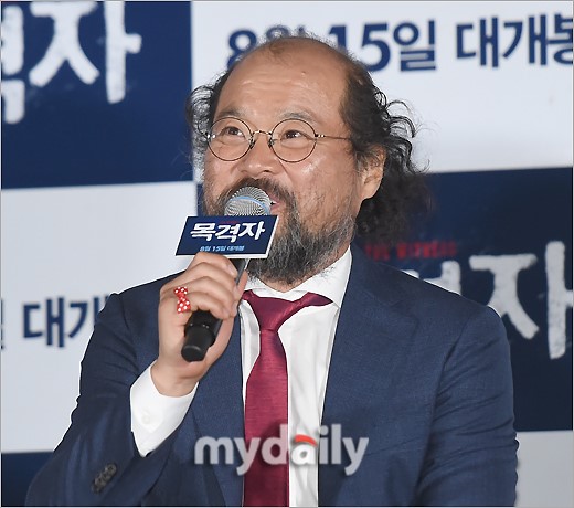 Actor Kim Sang-ho revealed that her daughter is Ami (BTS fan club) in Hwa-Jeong Chois Power Time.Jin Kyeong and Kim Sang-ho appeared as guests on SBS Power FM Hwa-Jeong Chois Power Time broadcast on the afternoon of the 7th.As part of the publicity of the movie Warrior, which is about to be released on the 15th, we talked about the work and the work.On that day, Kim Sang-ho selected the group BTSs Love Maze as an application song, and attracted Eye-catching.It is a song of Tear released by BTS in May LOVE YOURSELF.My daughter is Amida, and she says its the name of a BTS fan club, Kim Sang-ho said.