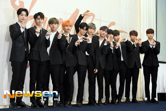 Wanna One, an idol group voted by viewers who became national producers, made their debut a year anniversary.Wanna One (Kang Daniel, Park Ji-hoon, Lee Dae-hui, Kim Jae-hwan, Ong Sung-woo, Park Woo-jin, Ry Kwan-rin, Yoon Ji-sung, Hwang Min-hyun, Bae Jin-young and Ha Sung-woon) made their debut on August 7, 2017 at Gocheok Sky Dome in Seoul Guro-gu.It was an unprecedentedly spectacular debut.It is a new group that just debuted, but thanks to building a solid fandom through Mnet Produce 101 Season 2, it sold out all seats of Gocheok Sky Dome that only the best K-pop idol is possible.It attracted as many as 22,000 viewers in its debut showcase.The debut album 1X1=1 (To BE ONE) title song Energistic released on the day, has made seven music charts immediately after the release, and succeeded in line up the charts of the songs.The record set by Wanna One, including chart Olkill, first-time sales of 410,000 copies, and 15 music broadcasts, is amazing as a debut album; it is no wonder that she won the Rookie of the Year award at all awards ceremonies held last year.It is not a step-by-step growth, but at the same time it comes up as a top class and the modifier Monster Newman is the best group.The Beautiful, Boomerang and Open released afterwards also boasted the popularity of the music broadcasting, which was the number one spot.It has been popular for the past year, showing unbelievable achievements that have been gained through Produce 101 Season 2 but only by program halo.It is not just popularity in Korea.Wanna One, who has been on an unusual world tour for the first solo concert, is meeting with fans from all over the world in 13 cities in 10 countries including the United States, Singapore, Indonesia, Malaysia, Hong Kong, Thailand, Australia, Taiwan and the Philippines.Of course, there were big and small controversies such as excessive security and illegitimate problems during the activities, causing fans anger and experiencing live broadcast accident happening.It was a growing pains time for Wanna One, who just made his debut.Wanna Ones activity period is until December 31, and the recent contract extension debate on the surface of the water is mixed with various opinions among fans.Wanna One, who has always received explosive attention on either side, was greeted with his debut a year anniversary on August 7.Wanna One is always grateful for the fans who have selected them as Wanna One members, saying, I was able to make my debut thanks to the national producers.I wonder if it would have been a year for the national producers who ran for the flower path of Wanna One.emigration site
