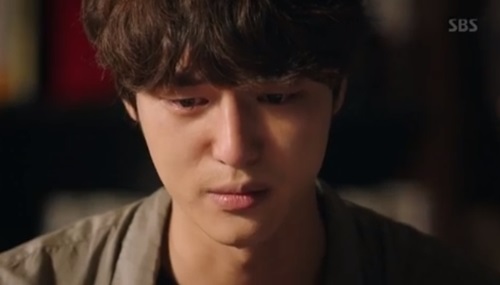 Yang Se-jong showed tears mixed with complex emotions and even the viewers rang.In the 9-10th episode of SBSs monthly drama Thirty but Seventeen, which was broadcast on August 6, Gong Woo-jin (Yang Se-jong) showed complex feelings toward Usari (Shin Hye-sun).Gong Woo-jin broke his promise to himself that he would not care about the work of the Utheri anymore, and he cared more about Utheri day by day.Gong Woo-jin helped Utheris onion, and Utheri went to the sock factory with another Alba, and he was humiliated when he tried to stop Misunderstood with his whole body.Utheri continued to capture such a jinwoojin with a clear charm.First, Utheri made up for a lot of makeup at the cosmetics demonstration, returned to misunderstood the public, and showed off the wrong charm. He laughed at the public with an innocent appearance of drinking water from the Miunderstood mountain.Gong Woo-jin showed Utheri a clear smile for the first time, and Utheri said, Youre a good man, but you seem to be hiding it.I said, Im sorry, I told you not to think about it. But then, the situation got more complicated when Gong Woo-jin saw Utheri with his rabbit hand on the overpass and looking at the moon.Gong Woo-jin recalled her first love girl who died 13 years ago as an Acid and suffered from headaches.At that time, Gong Woo-jin knew Usuris name as Nosumi, and was suffering from extreme guilt because he thought he was dead because of himself who informed Bus Stop that Nosumi who died as a bus agent would go down.Gong Woo-jin went to the doctor and continued to think of the girl and said, It was when I was in the same place as him twice.The memory of the accident in 13 years, and the memory of the dead child, came back to me. In addition, Gong Woo-jin did not want to stay close to Utheri, but Utheri worked for Gong Woo-jins company due to his phone conversation with Lin Kim (Wang Ji-won).He was surprised to see Utheri, who became a co-worker for a limited time, and with him, he told the doctor, I am afraid. The closer I get to him, the more I will see the memory again.I am afraid that I will be entangled in someones life. The deep wound of Gong Woo-jin was revealed with tears.Yoo Gyeong-sang