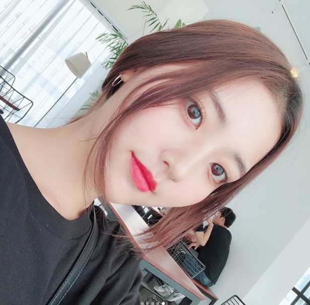 Ice cream girl Jin Da-bins storm growth has been revealed.Actor Jin Da-bin posted a picture on his instagram on August 6 with an article entitled Its hot and hot.The photo shows a figure of Jeong Da-bin enjoying his leisure time in a cafe, and the 19-year-old Jeong Da-bin is impressive.kim myeong-mi