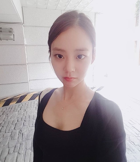 Adorable Selfie from KARA actor Han Seung-yeon has been unveiled.Han Seung-yeon posted a picture on his instagram on August 7 with an article called Hung.The photo shows Han Seung-yeon looking at Camera in black costume; visuals are impressive while 31 years old is incredible.kim myeong-mi