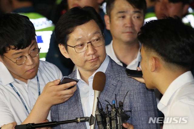 【서울=뉴시스】 김진아 기자 = '드루킹' 일당의 댓글 공작에 연루된 의혹을 받고 있는 김경수 경남도지사가 7일 새벽 서울 서초구 허익범 특검 사무실에 피의자 신분으로 조사를 받은 후 귀가하던 중 취재진의 질문을 받고 있다. 2018.08.07. bluesoda@newsis.com