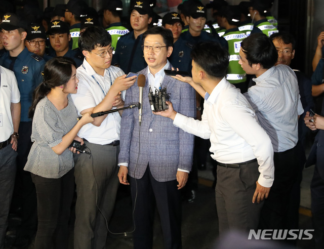 【서울=뉴시스】 김진아 기자 = '드루킹' 일당의 댓글 공작에 연루된 의혹을 받고 있는 김경수 경남도지사가 7일 새벽 서울 서초구 허익범 특검 사무실에 피의자 신분으로 조사를 받은 후 귀가하던 중 취재진의 질문을 받고 있다. 2018.08.07. bluesoda@newsis.com