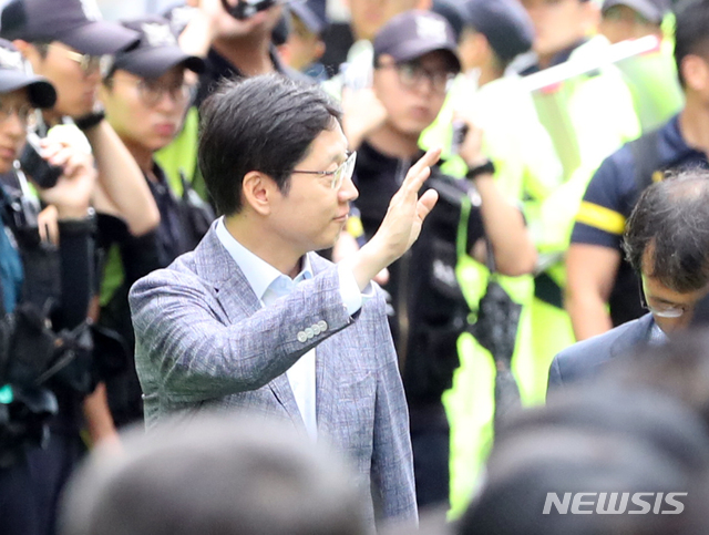 【서울=뉴시스】전진환 기자 = 드루킹 댓글 조작 사건을 수사 중인 허익범 특별검사팀의 서울 서초동 사무실로 지난 6일 오전 김경수 경남도지사가 조사를 받기 위해 출석 해 지지자들에게 손을 들어 인사하고 있다. 김 지사는 드루킹 일당의 댓글 조작 범행을 사실상 승인하는 등 관여한 혐의를 받고 있다. 2018.08.06. amin2@newsis.com