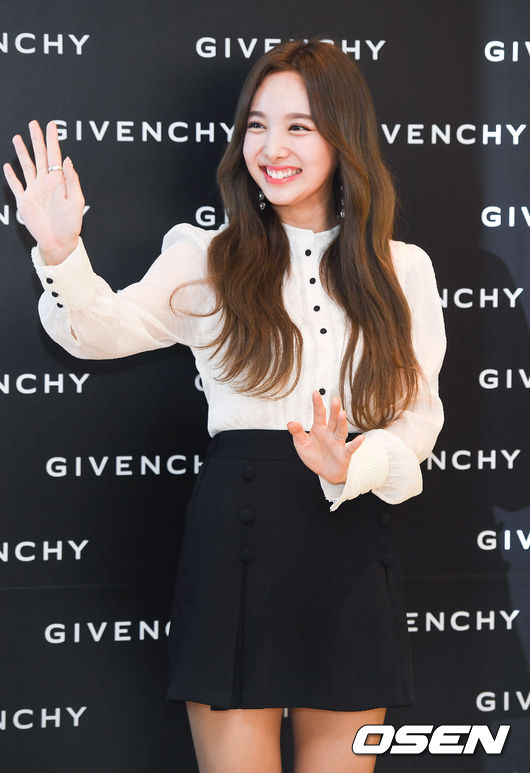 <p>On the morning of July 7, the brand Givenchy regular dealer store commemorative Chugai Travel held at one store in Seoul Hyundai Department Store Niimura store poses with the girl group Lucky Twice Najon regularly. /</p>