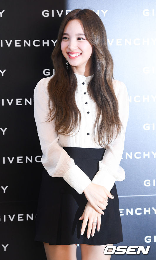 <p>On the morning of July 7, the brand Givenchy regular dealer store commemorative Chugai Travel held at one store in Seoul Hyundai Department Store Niimura store poses with the girl group Lucky Twice Najon regularly. /</p>