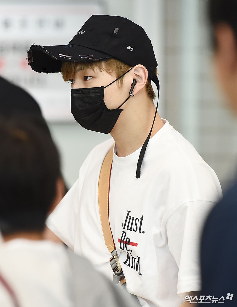 After the group Wanna One performed overseas, they returned home through Incheon International Airports Terminal #2 on the afternoon of the 6th. Wanna One Kang Daniel is leaving the arrival hall.