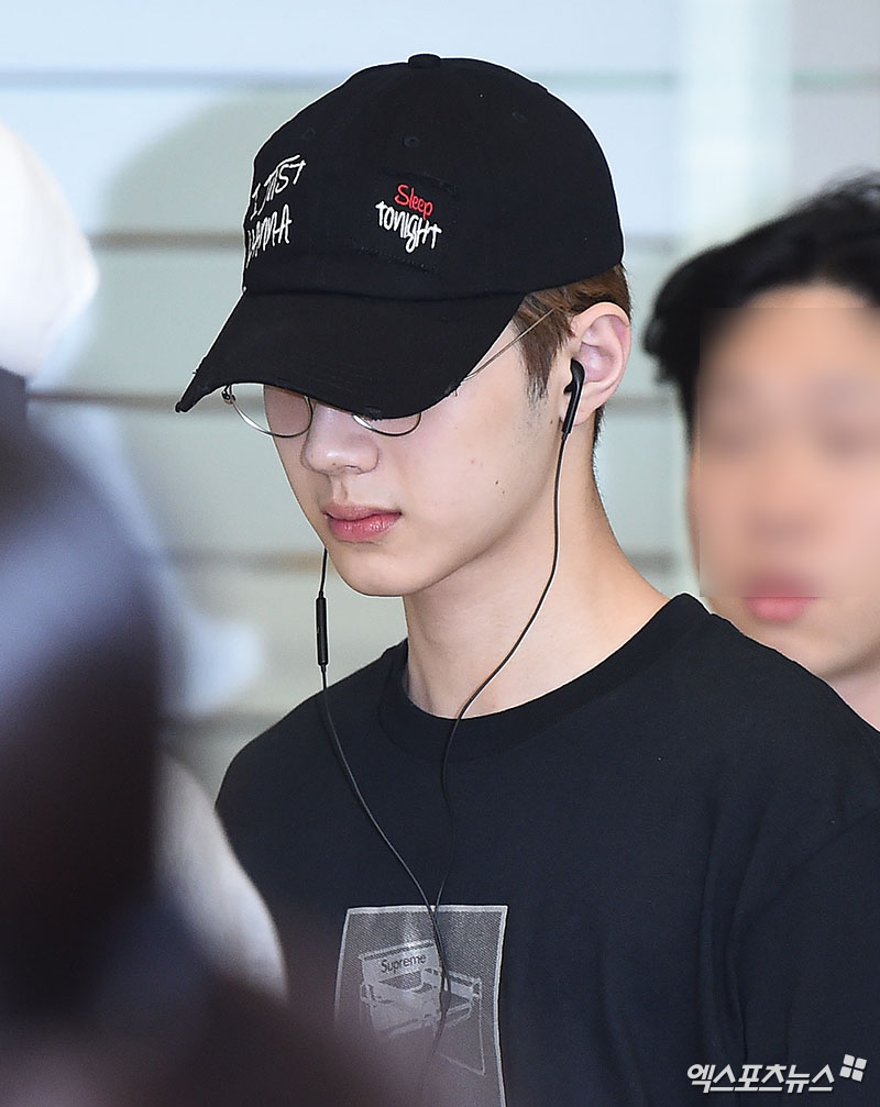 Group Wanna One returned home through the Incheon International Airport Terminal #2 on the afternoon of the 6th after finishing overseas performances.Wanna One Lai Kuan-lin is leaving the arrivals hall.