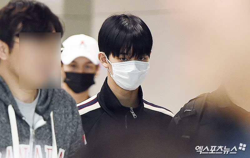 Group Wanna One returned home through the Incheon International Airport Terminal #2 on the afternoon of the 6th after finishing overseas performances.Wanna One Bae Jin Young leaves the arrival hall.
