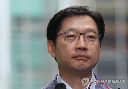 질문받는 김경수 경남지사 (서울=연합뉴스) 이지은 기자 = 김경수 경남도지사가 드루킹의 댓글조작 행위를 공모한 혐의로 6일 오전 서울 강남구 특검에 출석, 취재진의 질문을 받고 있다. 2018.8.6 jieunlee@yna.co.kr (끝)