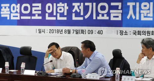 전기요금 고심하는 홍영표 (서울=연합뉴스) 김주형 기자 = 더불어민주당 홍영표 원내대표(왼쪽)와 김태년 정책위 의장이 7일 오전 국회 의원회관에서 열린 폭염으로 인한 전기요금 지원 대책 당정협의회에서 고심하는 표정을 하고 있다. 2018.8.7      kjhpress@yna.co.kr