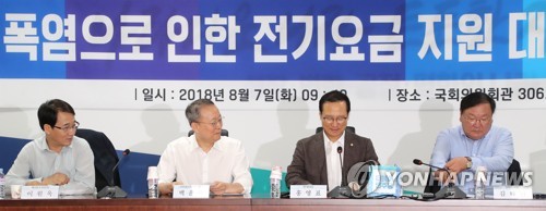 전기요금 지원 대책, 대화하는 홍영표와 백운규 (서울=연합뉴스) 김주형 기자 = 더불어민주당 홍영표 원내대표(왼쪽 세번째)와 백운규 산업통상자원부 장관이 7일 오전 국회 의원회관에서 열린 폭염으로 인한 전기요금 지원 대책 당정협의회에서 대화하고 있다. 2018.8.7      kjhpress@yna.co.kr