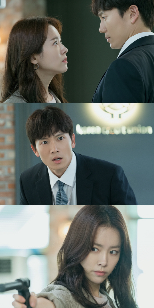Knowing Wife Ji Sung and Han Ji-min met again in the changed reality.The TVN tree drama Knowing Wife (directed by Lee Sang-yeop, playwright Yang Hee-seung, production studio Dragon, and green snake media) captures the first meeting between Cha Ju-hyuk (Ji Sung) and Seo Woojin (Han Ji-min), who are in a different present, on the 8th, before the broadcast three times, and amplifies their curiosity.Joo Hyuk and Woojin, the couple who once loved hot and glittered more than anyone else, but were tired of the weight of a tough life.Ju-hyeok, who had the opportunity to change the past with an accidental opportunity, made another choice back to the fate day when he had his first meeting with Woojin, and the butterfly effect changed the present of the two people.Joo Hyuk became a couple with Hyewon (Ganghanna), who was his first love, and Woojin, who lost color in parallel with parenting and work, also appeared as a healthy and energetic energy.The first meeting between Joo Hyuk and Woojin, which was captured in the public photos, is full of strange tension.Unlike before, Ji Sung is causing pupil Earthquake in the appearance of Woojin in the bank with a lively and beautiful appearance.Woojin, who shows off his goddess figure, is staring at Juhyuk with charismatic eyes and pushing the gun.It is a situation that is difficult to distinguish between dreams, reality, imagination, or reality.The strange exchange of eyes between Woojin approaching Juhyeok and Juhyeok, who is backing up, stimulates curiosity.In the third episode, which airs today (8th), Joo Hyuk and Woojin, who live in the 180-degree-changed present, are fatefully reunited.I know, but I do not know, but the new relationship between Joo Hyuk and Woojin, who became a stranger, is unfolding with a tight tension.Woojins new life, which has been a hot topic with the past visual ending, will finally be revealed.The production team of Knowing Wife said, The first meeting between Joo Hyuk and Woojin, who have lived a different life, is exciting.The relationship between Joo Hyuk, who has kept his memories intact, and Woojin, whose fate has changed, gives a different feeling and empathy. Meanwhile, the third episode of Knowing Wife airs today (on the 8th) at 9:30 p.m.#Photoprovide = tvN