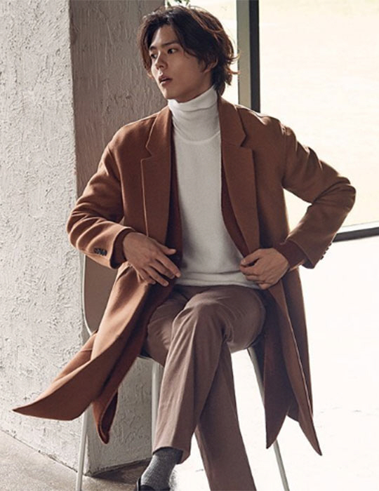 <p>Park Bo-gum s affiliated office Blorsham Entertainment has released a new photo album with the Iran sentence Braun Court Flop Appeared Park Bo - gum through the official SNS on 8th.</p><p>In the gravure Park Bo-gum showed off the autumn mens visual preview wearing a brown light coat. The back of the head which grew up the manufacturing method further emphasized the male beauty of Park Bo-gum. Park Bo-gum was wearing a white shirt and the bottom matched the thinner brown, adding a faint atmosphere.</p><p>Park Bo - gum recently confirmed the appearance of the drama Boyfriend with Son Hye Kyo, raising fans expectations.</p>