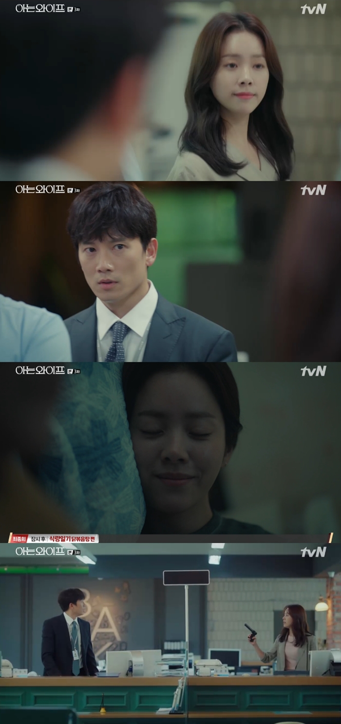 In the TVN drama Knowing Wife, which was broadcast on the 8th, Ji Sung (Cha Joo-hyuk), who changed his wife, reunited with Han Ji-min (Seo Woo-jin).Back in the past, Ji Sung kissed Kang Han-Na (Lee Hye-won); beside Ji Sung, who woke up, Kang Han-Na lay.Everything changed except Office: Ji Sung and Kang Han-Na enjoyed a loving marriage.Ji Sung became the son-in-law of JK Corporation chairman and enjoyed a luxurious life.Oh, Ui-sik (Oh Sang-sik) became a married man, but it turned out that he married his brother Park Hee-von (Cha Ju-eun).Ji Sung, who saw Park Hee-von and Oh Ui-siks child, suddenly remembered two children and fluttered in the streets.Ji Sung left his smartphone at a convenience store; the person who picked it up was Han Ji-min, who saw a picture of Ji Sung and felt like it was his ideal type.The two people who were supposed to meet were mixed and did not meet.Ji Sung lived comfortably in the Office with the privilege of being the son-in-law of a World Bank VIP customer, and he also solved the difficult problems faced by Jang Seung-jo (Yoon Jong-hoo).I missed Han Ji-min while watching Kang Han-Na, who was not good at living and spent money without being careful.At this time, Han Ji-min joined Ji Sungs World Bank.Ji Sung was surprised to see Han Ji-min, 180 degrees different from what he knew, and fired a self-defense gas gun.Han Ji-min was a person sent from the World Bank headquarters.Ji Sung, unlike his wife, was embarrassed to see Han Ji-min, who was proud and confident.Ji Sung agonized by recalling Han Ji-min, who he saw during the day; Kang Han-Na smiled at the thought of Lee Yu-jin (Jung Hyun-soo), a college student he met during the day.Han Ji-min dreamed of memories related to Ji Sung: Its so clear its not a dreamThe next day, Han Ji-min wanted to be close to Ji Sung, but Ji Sung avoided Han Ji-min.Han Ji-min stared at Ji Sung while playing with the gas gun; Ji Sung worried that Han Ji-min would recognize him.