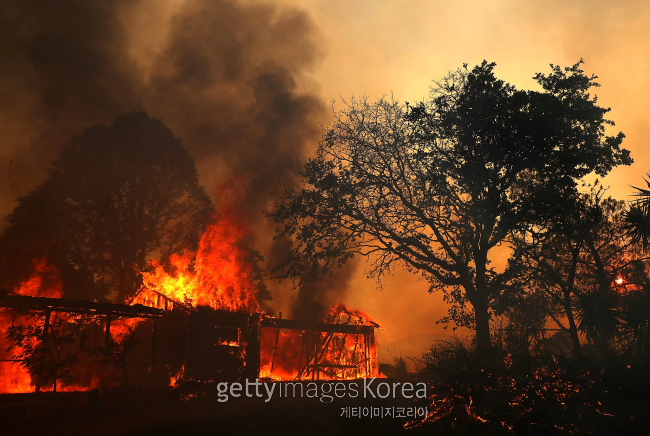 미국 캘리포니아 주 샌프란시스코 북쪽에서 발화한 ‘멘도시노 콤플렉스 산불’ [사진=게티이미지]