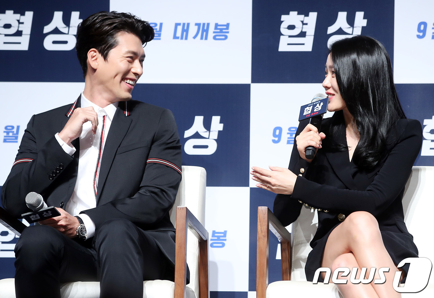 Seoul=) = Actor Hyun Bin and Son Ye-jin (right) attend a production report meeting of Movie - The Negotiation at CGV in Apgujeong, Gangnam-gu, Seoul on the morning of the 9th and are having a conversation.Movie - The Negotiation is a crime entertainment film in which the worst hostage situation ever occurred in Thailand and crisis Movie - The Negotiation begins a lifetime of Movie - The Negotiation to stop the hostage-taker Min Tae-gu within the time limit.August 9, 2018.