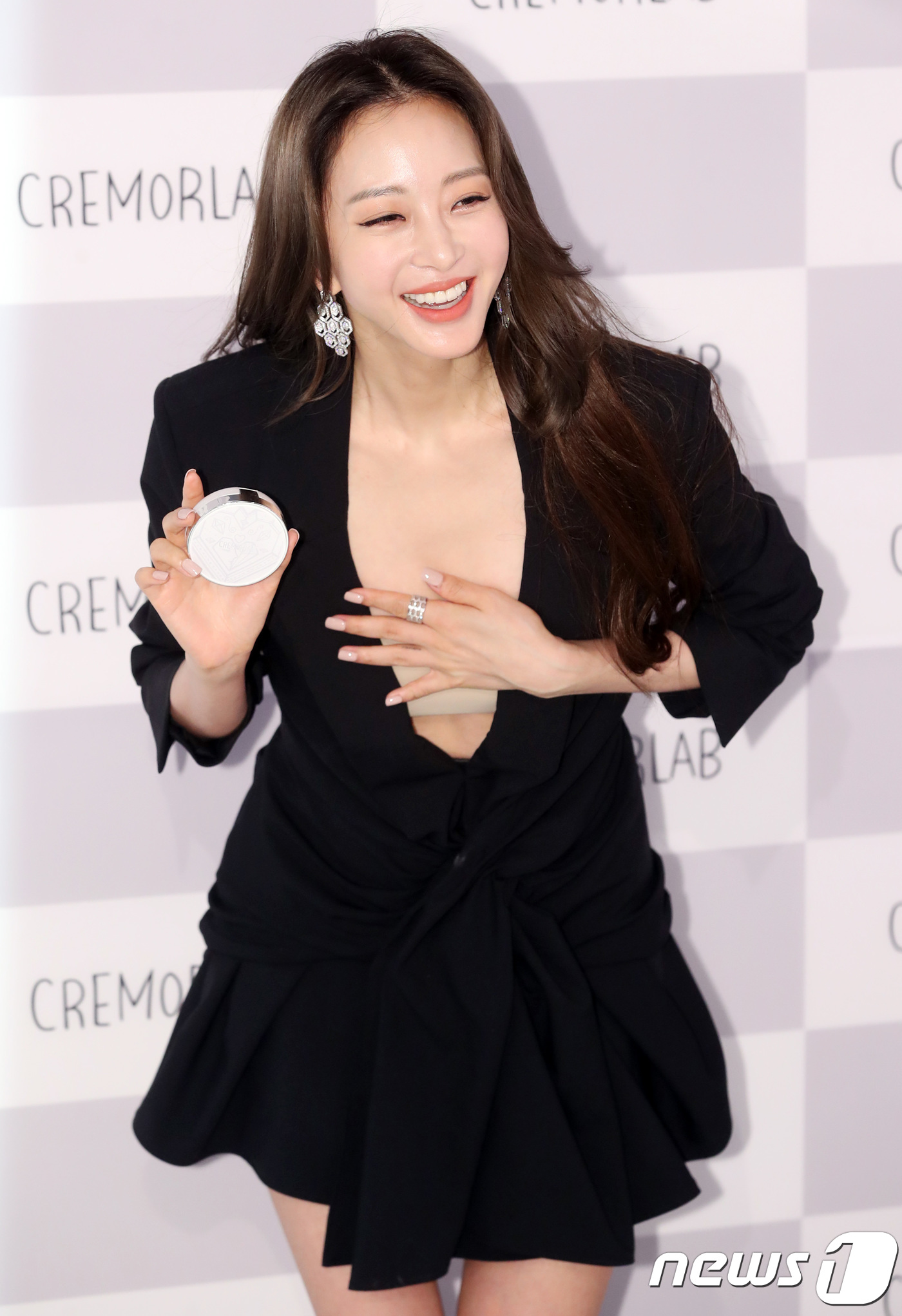 Seoul=) = Actor Han Ye-seul greets him at the opening ceremony of the Cosmetic brand Cremo Lab held at the Gangnam Station in Sikor, Seocho-gu, Seoul on the afternoon of the 9th.August 9, 2018.