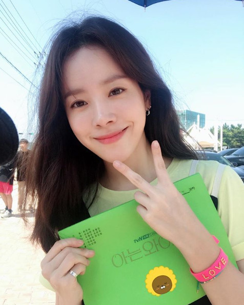 Seoul = = Actor Han Ji-min left thanks You to the knowing wife viewer.On the 9th, Han Ji-min gave thanks You to viewers and fans of Knowing Wife through his SNS.Han Ji-min said, I am so grateful to all of your writings, those who watch Drama, with the article Knowing Wife 4 times tonight.I like it every one, but I am doing it because I can not do it. Thank you very much. Han Ji-min in the photo posted with the article is doing a V with his finger with a knowing wife script in a place that looks like a shooting scene.TVN Drama Knowing Wife is a story about a couple who is in a real situation returning to the past. Han Ji-min is appearing as a housewife Seo Woo-jin who is tired of parenting and social life.