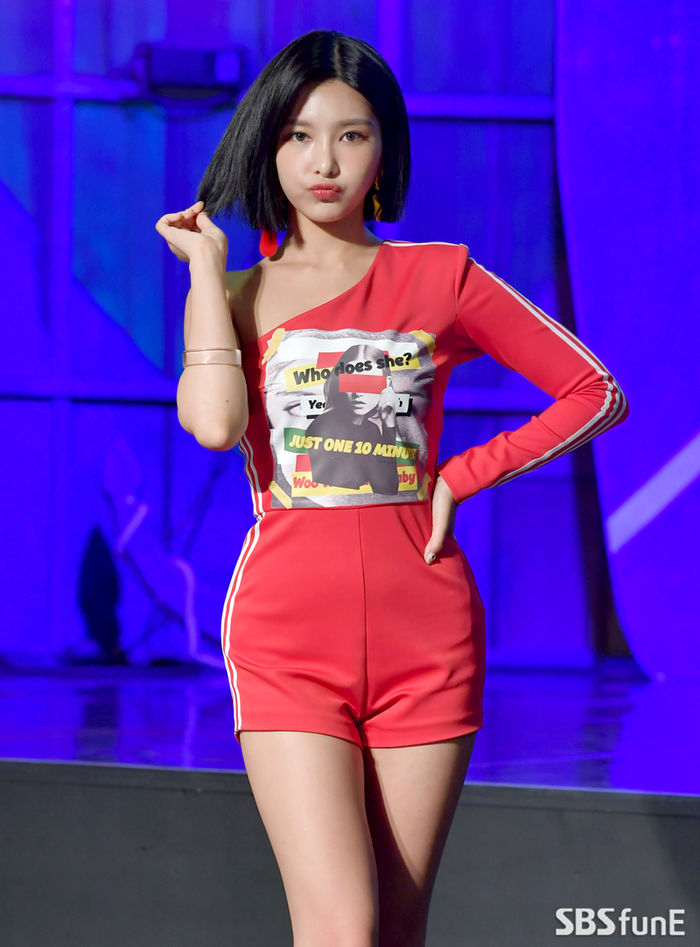 <p>Singer DIA Jenny is taking a pose by participating in a showcase commemorating the release of the fourth mini-album Summer Ade which was held at Chaos Hall in Seoul Yongsan District Hannam-dong Blue Square Seoul.</p>